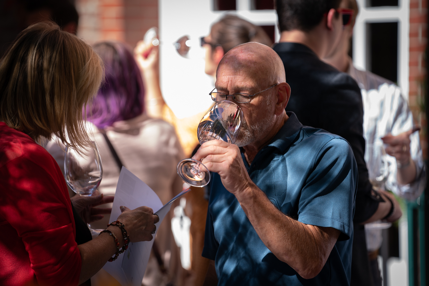 Vinmarket – bald man tasting