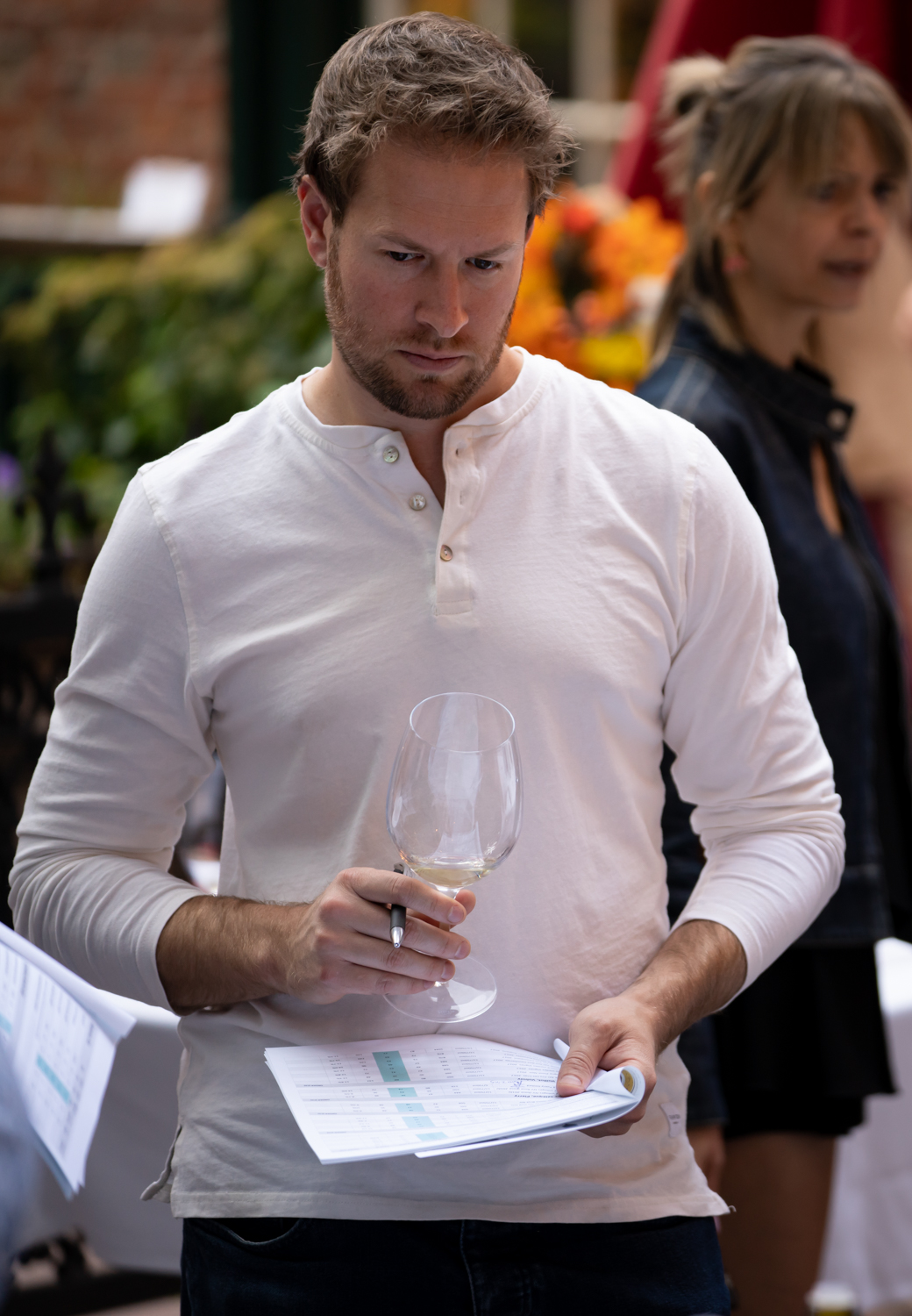 Vinmarket – man with wine and booklet