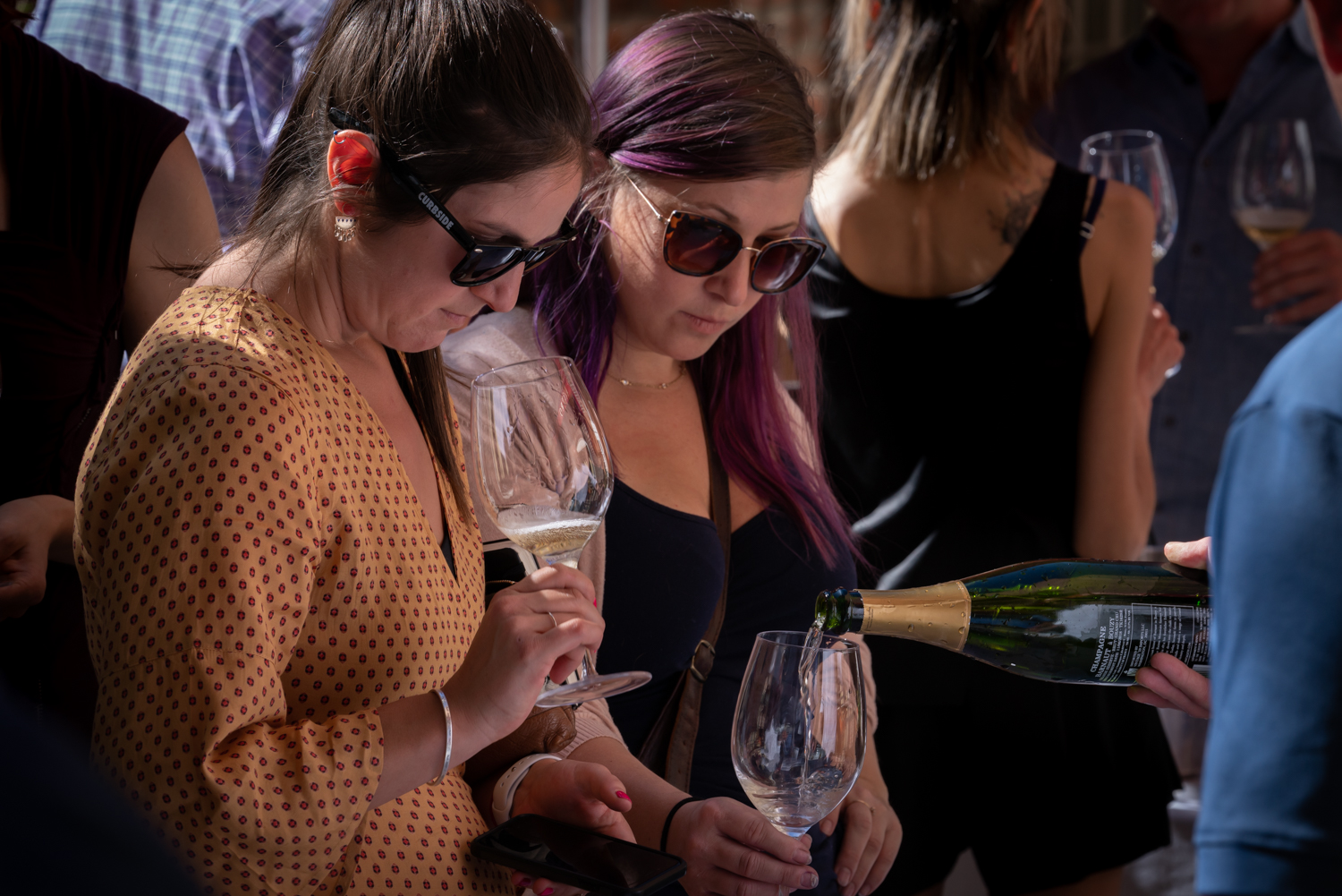 Vinmarket – pouring champage purple hair