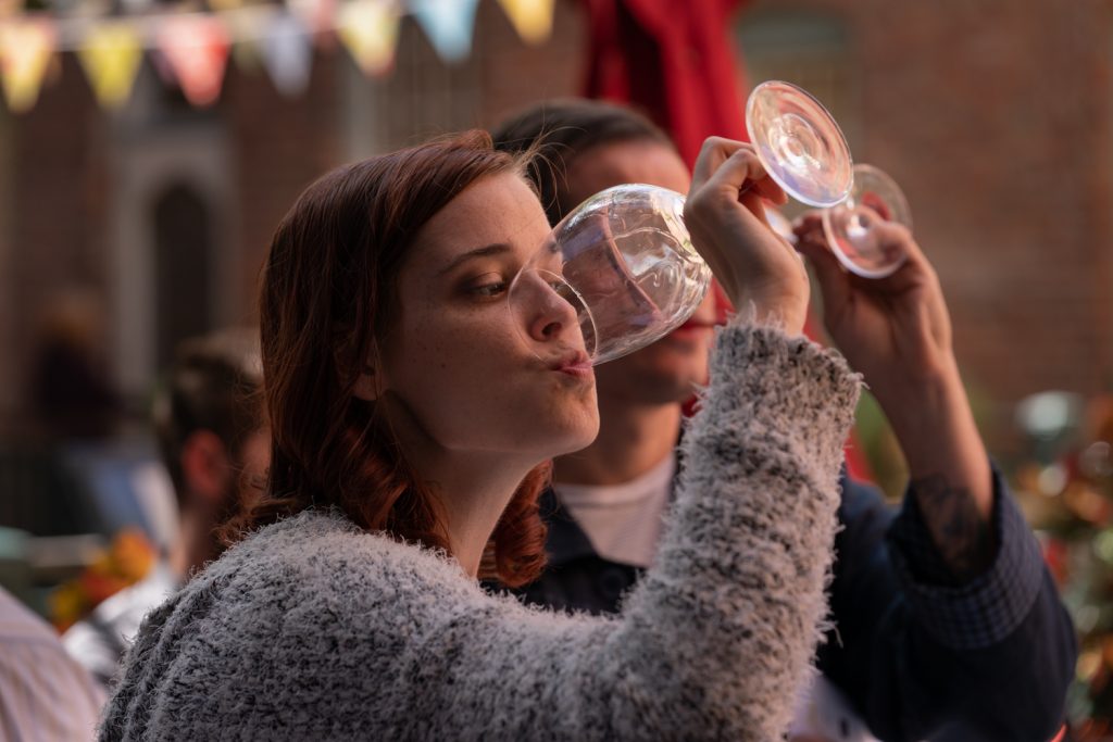 Vinmarket-woman-tasting-1024×683